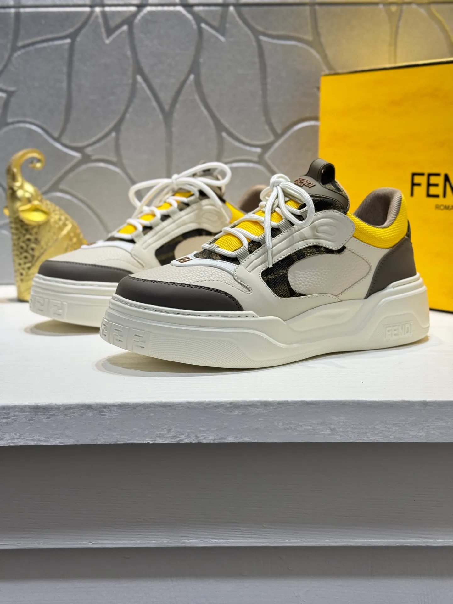 Men's men's shoes 💰560 [New style] 🦥🦥FENDI Fendi high version latest Force series calfskin FF mesh round toe thick sole low-top sports sneakers, these Force lace-up low-top shoes. Made of white full-grain leather and white and brown smooth leather. Padded. Brown FF jacquard and yellow technical fabric details. Lightweight and thick white sole with FF pattern details on the toe and heel ✔️Fabric: Imported first-layer cowhide breathable mesh ✔️Inner lining: Customized breathable mesh ✔️Sole: Open-molded rubber foam material ✔️Sole thickness: 7CM Size: #Men's 38-44 (45 is custom-made and cannot be returned or exchanged